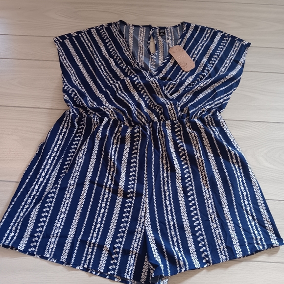 Women Plus Size Floral Print Belted Romper - Picture 3 of 16